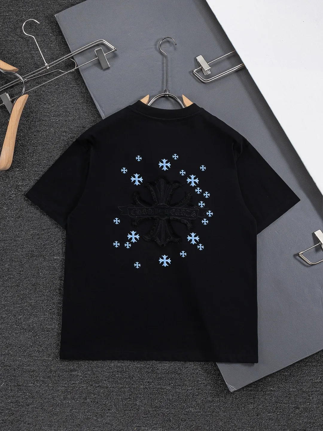 Chrome Hearts CH （ ） 26SS 💥 Classic 🪡 logo logo ✝️🪡 T ，Hot Sale ， ， Same Style， ！ ， Classic ， ， + ， ， ， ， ， ， ， ， ➕ ， ， Silver ， Classic ， ， ！ ， 、 ， ， 。 ！！ ， ， ， ， ！！ 100% ， Breathable， ， ， ， ， ， ， OS ， ， ， icon！ Premium ， ， ， ！ ：Black White Size：S-XL ： S： 50- 56- 70 M： 52- 57- 72 L： 54- 59- 74 XL： 56- 62- 76